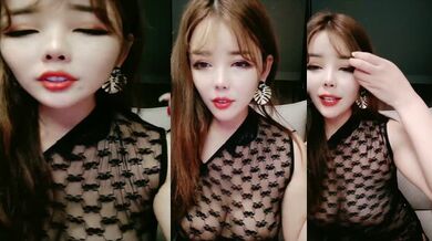 女神级刚下海美女，情趣装拨开丁字裤